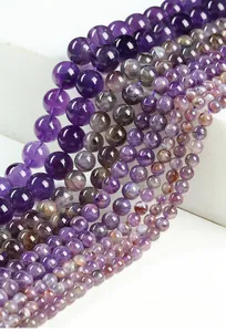 Vue détaillée de perles rondes en améthyste violette naturelle de différentes tailles