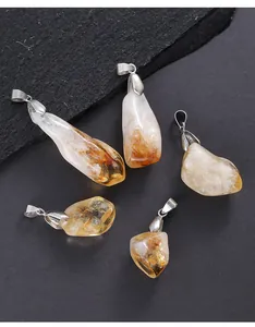 Set van vijf natuurlijke Braziliaanse citrien hangers op een donkere leisteen achtergrond.