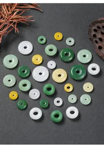 Gedetailleerd overzicht van veelkleurige glazen donutkralen in diverse maten voor sieraden