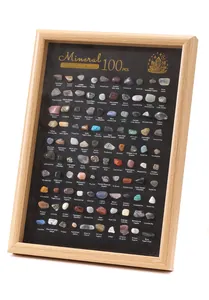 Detailansicht von 100 natürlichen Mineralienproben in einem Holzrahmen-Display