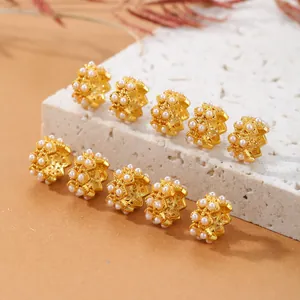 Cuentas espaciadoras de flores huecas de doble capa doradas con pequeñas perlas para joyería DIY