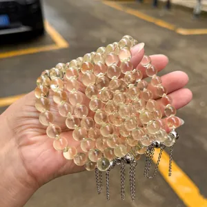 Detailansicht von natürlichen zitronengelben Citrin-Perlenarmbändern in der Hand