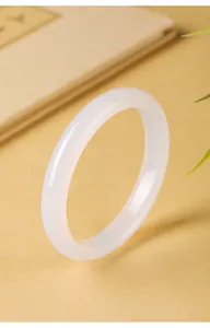 Macro-opname van een gladde witte chalcedoon agaat armband met gepolijste afwerking