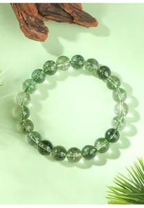 Gros plan d'un bracelet en cristal fantôme vert de haute qualité avec des perles rondes.