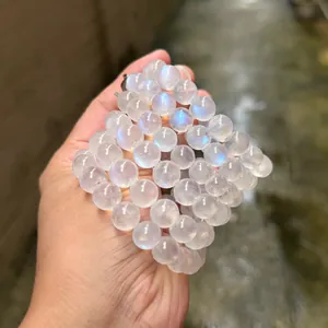 Vue détaillée d'un bracelet en pierre de lune avec un éclat bleu naturel