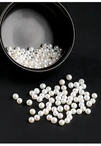 Detailopname van hoogglanzende natuurlijke zoetwaterparels voor het maken van DIY-sieraden.