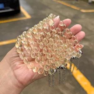 Makro-Detail natürlicher Zitronencitrin-Perlenarmbänder mit silbernen Kettenquasten