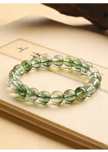 Détail macro d'un bracelet en quartz fantôme vert naturel avec inclusions vertes
