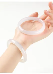 Gedetailleerd zicht op een doorschijnende witte chalcedoon armband met fijne textuur