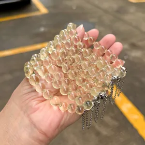 Nahaufnahme von natürlichen Zitronen-Citrin-Perlenarmbändern mit Metallquasten.