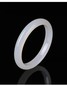 Detailweergave van een semi-transparante natuurlijke witte agaat armband met gladde ronde afwerking