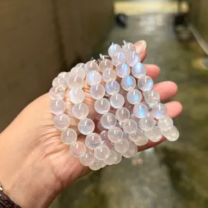Détail rapproché d'un bracelet en pierre de lune naturelle avec reflets bleus vifs