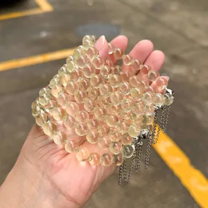 Nahaufnahme von lichtdurchlässigen Zitrin-Perlenarmbändern mit eleganten Quasten