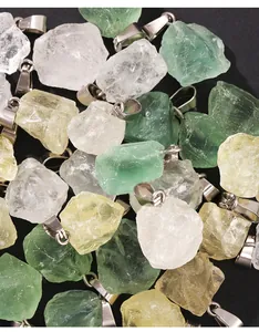 Gedetailleerd overzicht van gemengde kleuren ruwe kristallen hangers met metalen oog