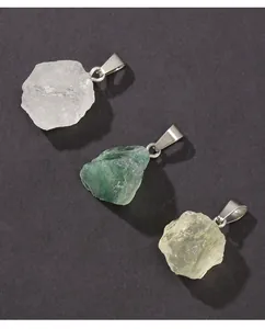 Close-up detail van natuurlijke ruwe kristallen hangers in wit groen en geel kleuren