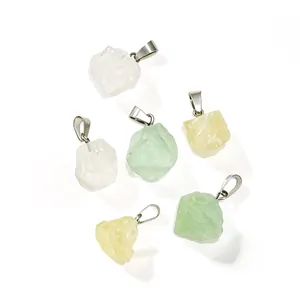 Set van natuurlijke gemengde kristallen ruwe steen hangers in onregelmatige vormen.