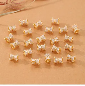 Gros plan de perles d'espacement en cristal doré en forme de taille pour bijoux.