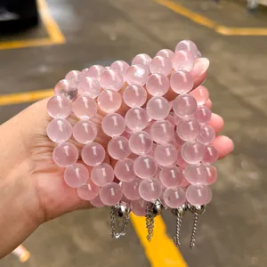 Gros plan montrant la texture naturelle des bracelets en perles de quartz rose pour femme