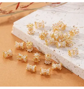 Détail des perles d'espacement en cristal plaqué or pour bijoux faits à la main.