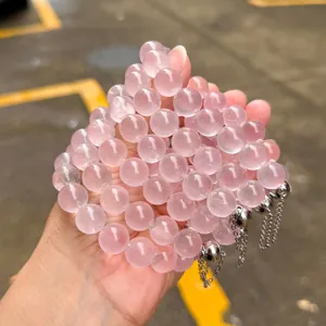 Gros plan de bracelets en perles de quartz rose naturel avec glands en chaîne d'argent