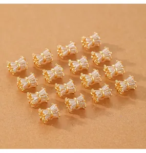 Vue détaillée de perles d'espacement en cristal doré en forme de taille pour bijoux