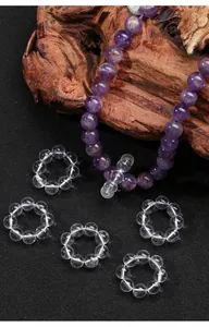 Gedetailleerd overzicht van gefacetteerde heldere witte kristallen ringen voor DIY.