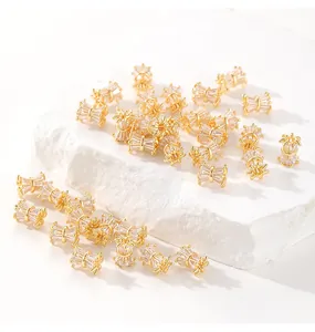 Vue macro de perles d'espacement en cristal dorées en forme de taille pour bijoux