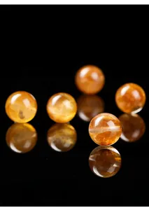 Vue rapprochée de perles de cristal fantôme caramel naturel avec motifs internes