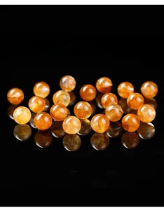 Gros plan de perles rondes en quartz fantôme jaune et rouge naturel pour bijoux DIY