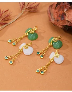 Detalle de colgantes de bolsa de dinero en imitación de jade con borlas de oro y circones