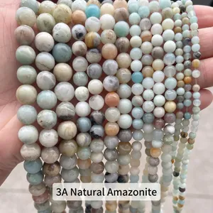 Gros plan de perles en pierre d'amazonite naturelle 3A de tailles variées pour bijoux
