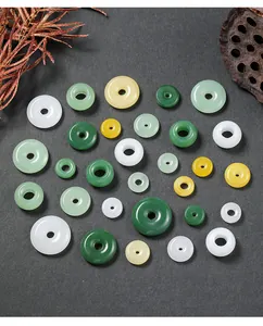 Assortiment kleurrijke jade-imitatie Liuli Ping An Kou kralen op een donkere getextureerde basis