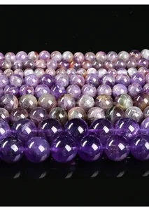 Vue détaillée de différentes tailles de perles d'améthyste naturelle pour bijoux DIY