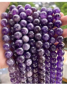 Vue macro de haute qualité de perles rondes en améthyste violette pour la bijouterie