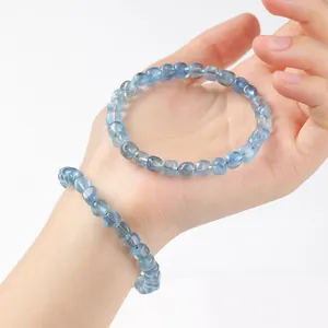 Natuurlijke blauwe aquamarijn kralen armbanden op hand, transparante edelsteen sieraden.