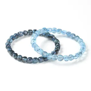 Natuurlijke blauwe aquamarijn armbanden met onregelmatige kralen in blauw.