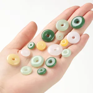 Gekleurde glazen veiligheidsgesp kralen collectie voor doe-het-zelf sieraden.