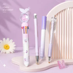 Gros plan d'un set de papeterie papillon de rêve avec stylos mauves et plus