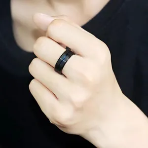 Detailaufnahme: Schwarzer matter Edelstahlring mit eleganter blauer Innenrille