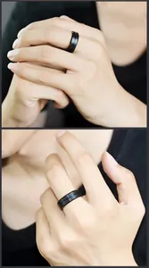 Detailansicht eines schwarzen mattierten Edelstahlrings mit blauer Nut an der Hand.
