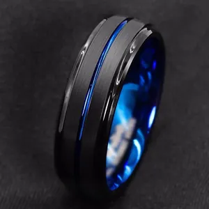 Detailaufnahme eines schwarz matten Edelstahlrings mit blauem Innenrillendesign.