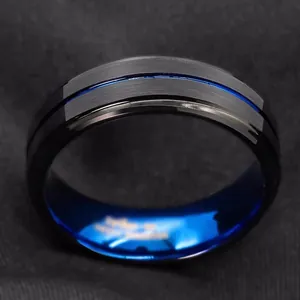 Detailaufnahme eines schwarzen mattierten Edelstahlrings mit blauem Innenband und Rille.