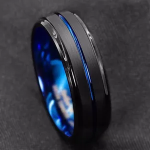 Nahaufnahme eines schwarzen matten Edelstahlrings mit blauer Nut und blauer Innenseite