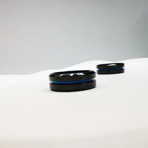 Nahaufnahme eines mattschwarzen Edelstahlrings mit einer leuchtend blauen Innennut.