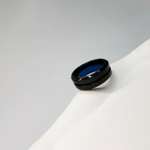 Detailansicht eines schwarzen matten Edelstahlrings mit tiefblauer Innenseite