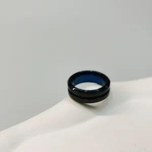 Detailansicht eines mattschwarzen Edelstahlrings mit blauer Innenseite und Nut