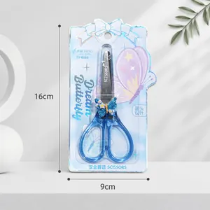Vista dettagliata delle forbici di sicurezza per bambini a tema farfalla blu, misura 16 cm