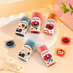 Lindos borradores de gato manzana para estudiantes en un set de papelería colorido
