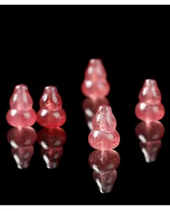 Detalle macro de cuentas de calabaza de cristal de fresa rosa translúcido para joyas