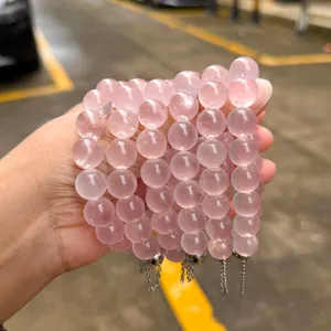 Gros plan détaillé de bracelets en perles de quartz rose naturel pour les femmes